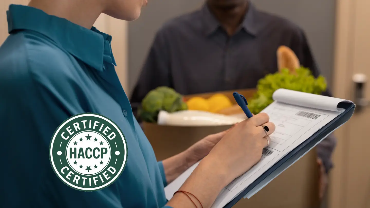 Auditrice remplissant une check-list HACCP en atelier